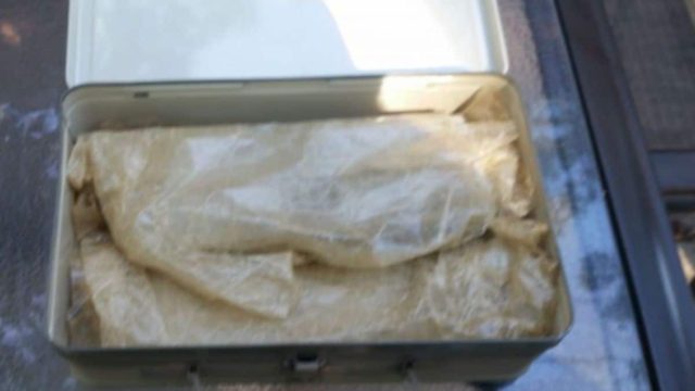 Έκαναν ανακαίνιση το σπίτι όταν βρήκαν μια βαλίτσα του 1950 μέσα στον τοίχο – Μόλις το άνοιξαν δεν πίστευαν αυτό που έβλεπαν
