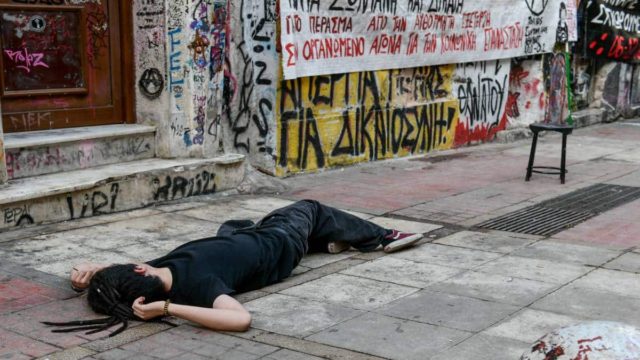 Μαθητές στα Εξάρχεια αναπαρέστησαν το βράδυ της δολοφονίας του Αλέξη Γρηγορόπουλου – Συγκλονιστικές εικόνες από το σημείο