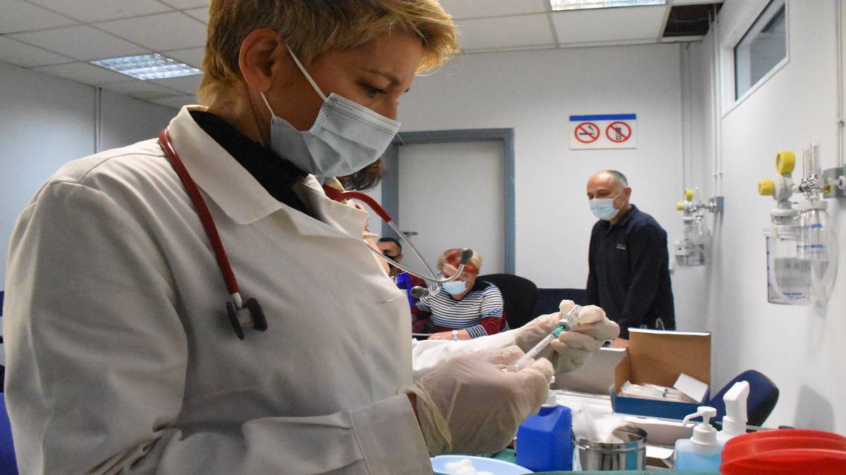 Ανεμβολίαστοι υγειονομικοί: Πώς θα γυρίσουν στα νοσοκομεία – Το πρωτόκολλο επιστροφής