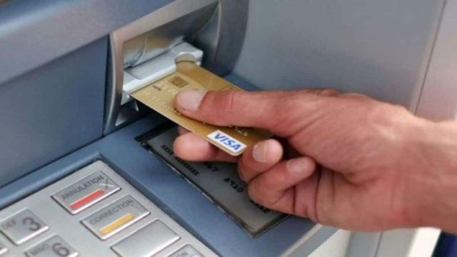 Τεράστια απάτη: Αν παρατηρήσετε αυτό το σημάδι σε ΑΤΜ μην σηκώσετε χρήματα