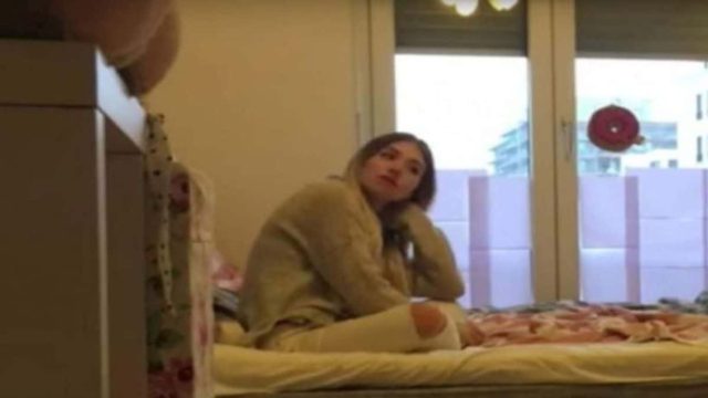 Κρύφτηκε κάτω από το κρεβάτι για να δει πόσο πιστό είναι το αγόρι της – Αυτό που έγινε, δεν θα το ξεχάσει ποτέ!