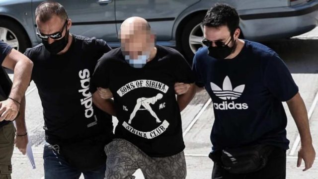 Υπόθεση μαστροπείας – Ηλιούπολη: Αθώος ο αστυνομικός για το trafficking – Δακρυγόνα στο δικαστήριο
