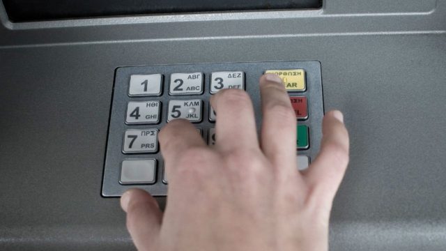«Πόλεμος» για το τέλος των ΑΤΜ στην Ελλάδα: «Θύελλα» αντιδράσεων με την νέα ανακοίνωση