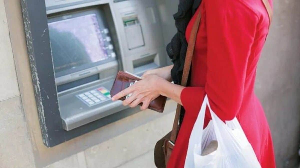 36χρονη χρησιμοποίησε την κάρτα του παππού της στο ΑΤΜ – Έναν χρόνο μετά αποκαλύφθηκε η τραγική αλήθεια!