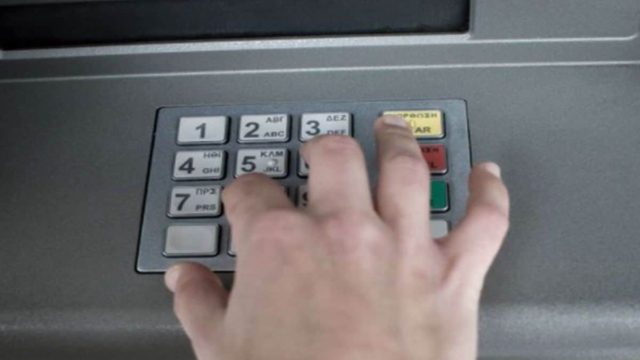 Προσοχή στα ΑΤΜ: Αν πατήσεις αυτό το κουμπί τότε θα χάσεις πάνω από 800 ευρώ!