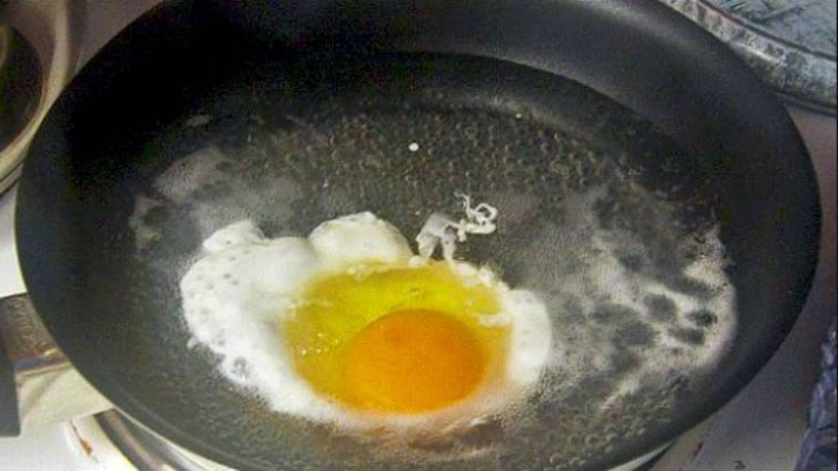 Παίρνει ένα καπάκι για τηγάνι και καλύπτει τα αυγά καθώς μαγειρεύονται – Το κόλπο για τέλειο μαγείρεμα