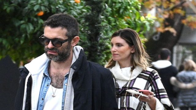 Ξέγνοιαστες οικογενειακές στιγμές για την Αθηνά Οικονομάκου και τον Φίλιππο Μιχόπουλο λίγο πριν την αλλαγή του χρόνου