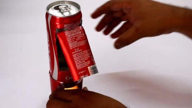 Παίρνει ένα κουτάκι από Coca Cola και κόβει την μία πλευρά! Μόλις δείτε τι φτιάχνει, δεν θα το πιστεύετε!