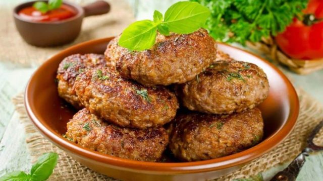 Το γαλλικό κόλπο στο μαγείρεμα του κιμά για τα πιο αφράτα και ζουμερά μπιφτέκια που φάγατε ποτέ