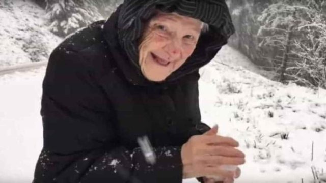 Αυτή η 101χρονη γιαγιά λέει στον γιο της να σταματήσει αμέσως το αυτοκίνητο – Όταν δείτε τον λόγο θα δακρύσετε από συγκίνηση