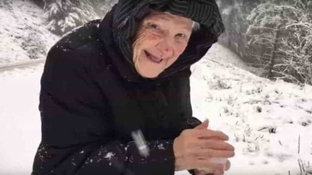 Αυτή η 101χρονη γιαγιά λέει στον γιο της να σταματήσει αμέσως το αυτοκίνητο – Όταν δείτε τον λόγο θα δακρύσετε από συγκίνηση
