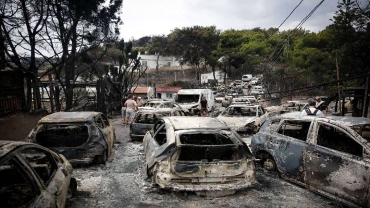 Δίκη για τη πυρκαγιά στο Μάτι: «Αφήστε μας να δείξουμε τον πόνο μας» – Φωτογραφίες των θυμάτων έβαλαν οι συγγενείς τους στο δικαστήριο