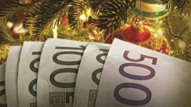 Ουρές εκτάκτως στα ΑΤΜ: Ποιοι «βλέπουν» πρώτοι σήμερα (5/12) το Δώρο Χριστουγέννων 2022