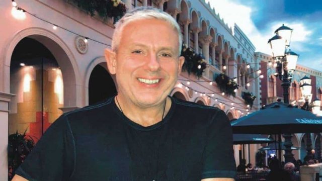 Ο Τάσος Δούσης κάνει τα καλύτερα δώρα των Χριστουγέννων – Δέκα τυχεροί κερδίζουν δώρα αξίας 650 ευρώ ο καθένας