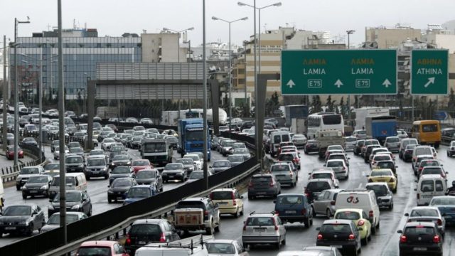 “Κομφούζιο” στους δρόμους της Αθήνας – Ταλαιπωρία στις λεωφόρους Αθηνών και Σχιστού
