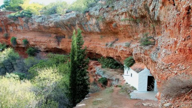 Η παράξενη μονή της Αργολίδα που μπορείς να περπατήσεις… στον τρούλο της