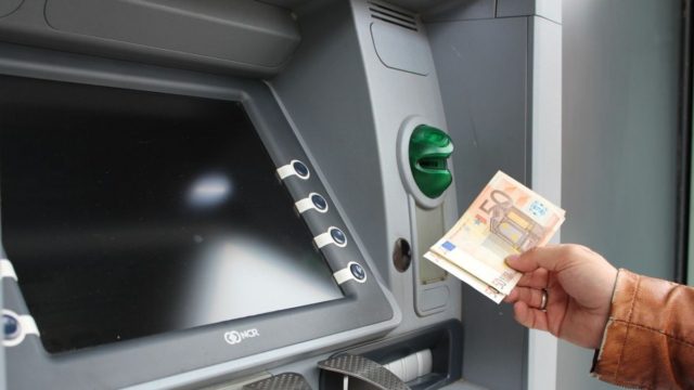 Πήγε να ληστέψει κοπέλα στο ATM – Αυτό που είδε στην οθόνη τον “πάγωσε” και μετά…