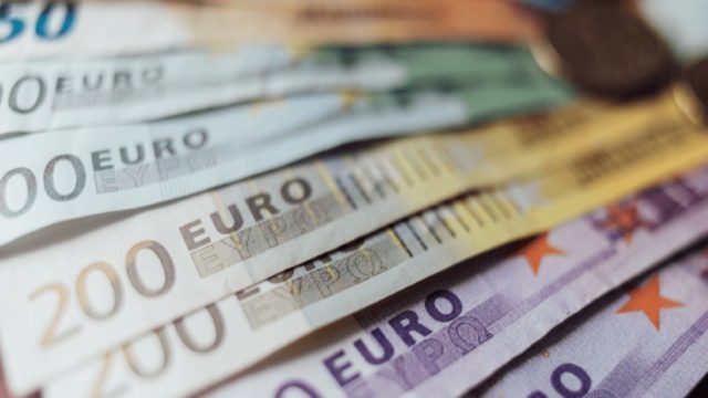 Οικονομικός “αναπνευστήρας”: Τα τέσσερα “δώρα” που θα λάβουν το 2023 εργαζόμενοι και συνταξιούχοι – Στο ταμείο για 1 δισ. ευρώ! (Video)