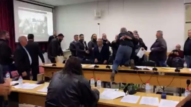 Εικόνες ντροπής στην Κρήτη: Σκηνές χάους σε Δημοτικό Συμβούλιο – Πιάστηκαν στα χέρια για χρηματισμό (video)