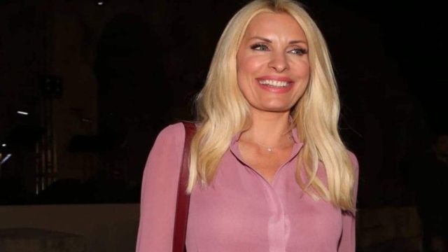 Εσπευσμένα στο νοσοκομείο η Ελένη Μενεγάκη – Πανικοβλημένοι οι γιατροί ζήτησαν άμεσα εξετάσεις