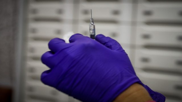Γρίπη: Ξεκινά ο εμβολιασμός χωρίς ιατρική συνταγή – Ποιους αφορά (Video)