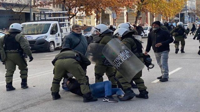Θεσσαλονίκη: Εικόνες που συγκλονίζουν δείχνουν τα ΜΑΤ να χτυπούν τον πατέρα του 16χρονου