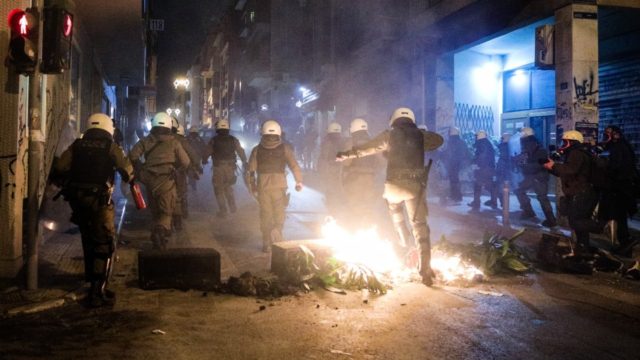 Η φωτογραφία της ημέρας: Επεισόδια στα Εξάρχεια για την 14η επέτειο από τη δολοφονία του Αλέξη Γρηγορόπουλου