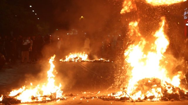 Επεισόδια Θεσσαλονίκη: Τεταμένη κατάσταση μετά τον πυροβολισμό του 16χρονου – Διατάχθηκε ΕΔΕ κατά του αστυνομικού (photo – video)