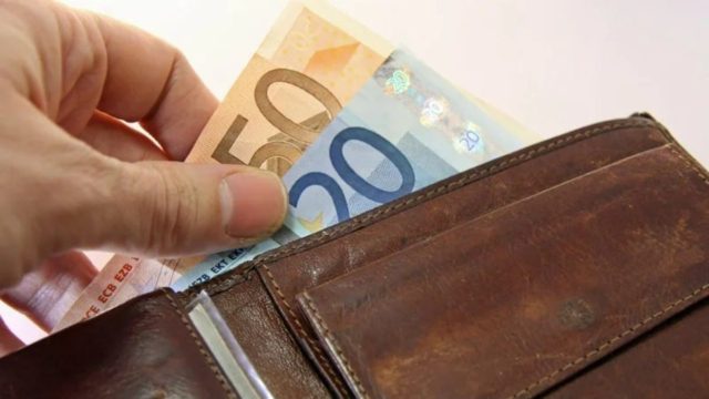 Πανικός εν όψει στα ΑΤΜ – Αντίστροφη μέτρηση για το επίδομα των 200€