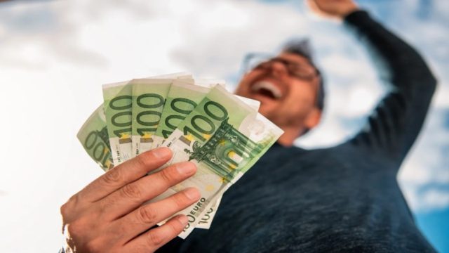 «Του κουτιού» επίδομα 600 ευρώ απευθείας στα ΙΒΑΝ – Ποιοι το παίρνουν άμεσα