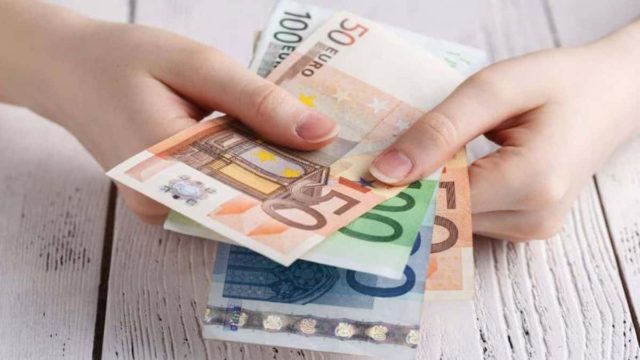Ουρές στα ΑΤΜ: Επίδομα 250 ευρώ σε συνταξιούχους κι όχι μόνο!