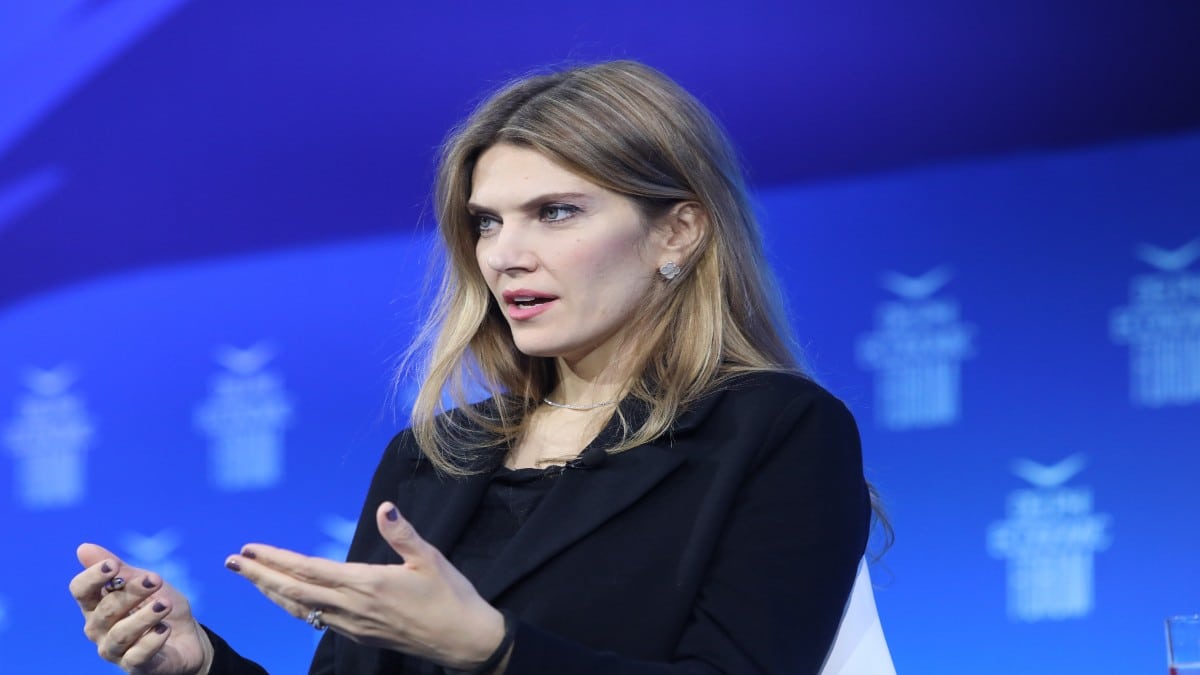 Εύα Καϊλή: «Το γκλάμουρ κορίτσι της Ευρωπαϊκής Ένωσης» – Η χλιδάτη ζωή, η αγάπη για τις ακριβές τσάντες, οι εμφανίσεις της στην Ελλάδα & ο κίνδυνος να τα χάσει όλα