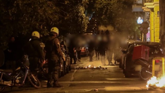 Νέα επεισόδια στα Εξάρχεια: Μολότοφ και χειροβομβίδες κρότου λάμψης – Κάηκαν αυτοκίνητα (Videos)