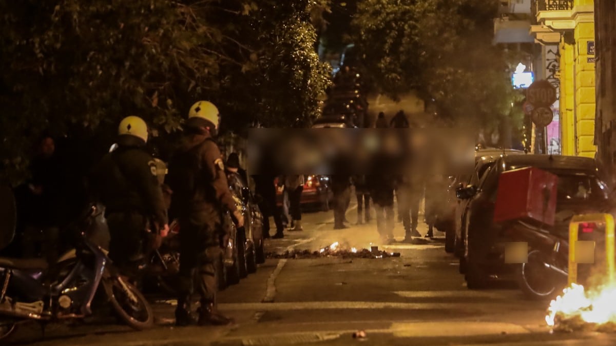 Νέα επεισόδια στα Εξάρχεια: Μολότοφ και χειροβομβίδες κρότου λάμψης – Κάηκαν αυτοκίνητα (Videos)