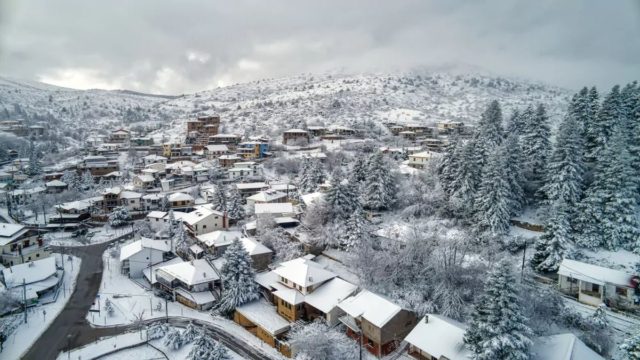 Απογειώστε τα Χριστούγεννα: 3 χωριά δίπλα σε χιονοδρομικά κέντρα που θα λατρέψεις να ταξιδέψεις τις γιορτές