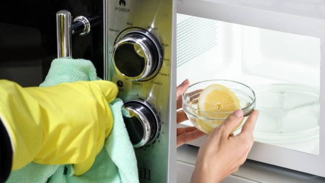Θα λάμψει στο λεπτό: Το έξυπνο κόλπο για να καθαρίσετε το φούρνο μικροκυμάτων – Μόνο με 1 φυσικό υλικό (Video)