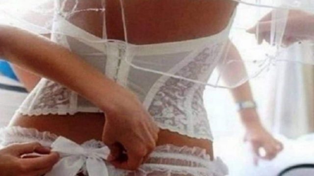 Νύφη ζητά για δώρο γάμου γενναίες καταθέσεις και υπόσχεται “πικάντικα” ανταλλάγματα στους καλεσμένους της