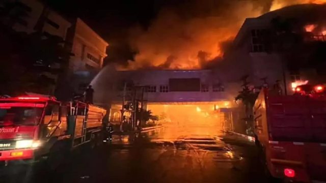 Φωτιά «γίγαντας» σε καζίνο στην Καμπότζη με 10 νεκρούς: Πηδούσαν στο κενό για να σωθούν – Σοκαριστικά βίντεο