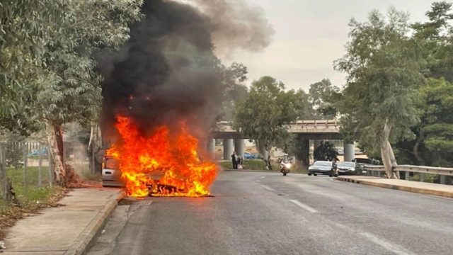 Φλεγόμενο αυτοκίνητο στην είσοδο της Συγγρού στην άνοδο: Απερίγραπτες εικόνες (photo – video)