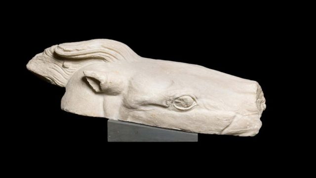 Η φωτογραφία της ημέρας: Ένα από τα θραύσματα του Παρθενώνα που επιστρέφονται στην Ελλάδα