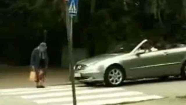 Μην τα βάζετε ποτέ με τη γιαγιά: Το αυτοκίνητο ερχόταν με φόρα πάνω της – Κανείς δεν περίμενε αυτό που έγινε μετά…
