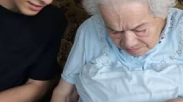 Ένας νεαρός έχει πάει στην γιαγιά του: Το ανέκδοτο της ημέρας (25/12)