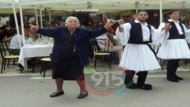 Το τσάμικο της λεβέντισσας γιαγιάς: Μόλις άκουσε αυτό το τραγούδι  άφησε τη μαγκούρα και εξέπληξε τους πάντες (video)