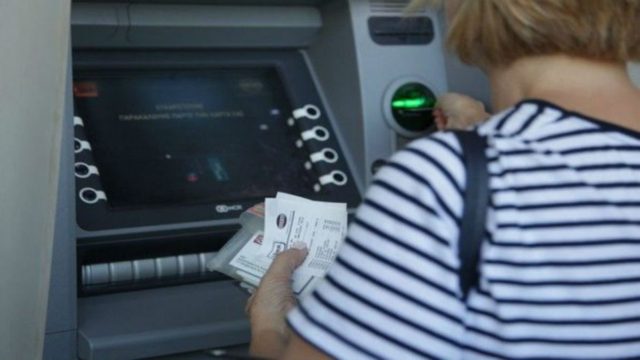61χρονη πήγε να πάρει το επίδομα στο ATM – «Πάγωσε» με το ποσό που είδε στο λογαριασμό της (Video)