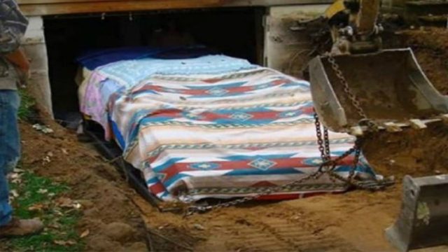 Για 17 χρόνια έφτιαχνε κρυφά στο γκαράζ του ένα αυτοκίνητο – Όταν χρειάστηκε να το βγάλουν όλοι πάγωσαν!