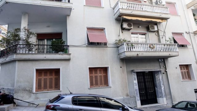 Γυναικοκτονία στον Πειραιά: Σκότωσε την 19χρονη με σφαίρα στο κεφάλι και έκρυψε το όπλο στην κατάψυξη – «Πριν μια εβδομάδα είχαμε ακούσει…»