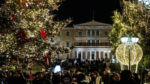 Η φωτογραφία της ημέρας: Πλατεία Συντάγματος στολισμένη για τα Χριστούγεννα