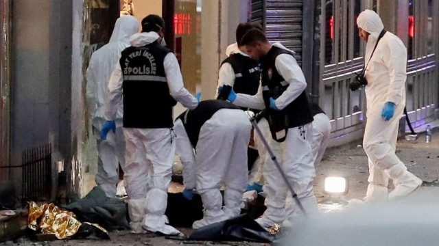 Κόκκινος συναγερμός στην Αστυνομία: Απόπειρα ληστείας με χειροβομβίδα σε τράπεζα στην Αργυρούπολη (video)