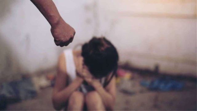 Σοκ στη Νέα Σμύρνη: 28χρονη έτρεχε στο μπάνιο να σωθεί – «Θα σε σκοτώσω», φώναζε με μαχαίρι ο 32χρονος σύντροφός της