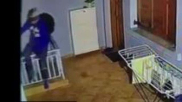 Είδαν στην κρυφή κάμερα έναν άντρα να μπαίνει στην αυλή τους – Αυτό που τους έκλεψε δεν έχει προηγούμενο